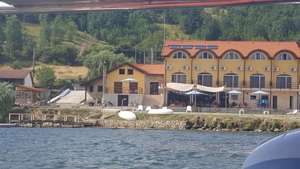 Mai Danube Ξενοδοχείο Ieşelniţa Εξωτερικό φωτογραφία